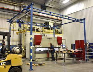 workstation crane at press brake operator