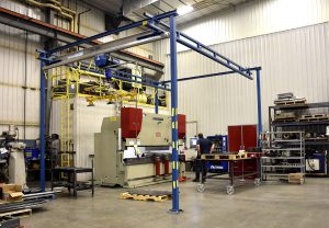 Workstation lifting crane around a new press brake